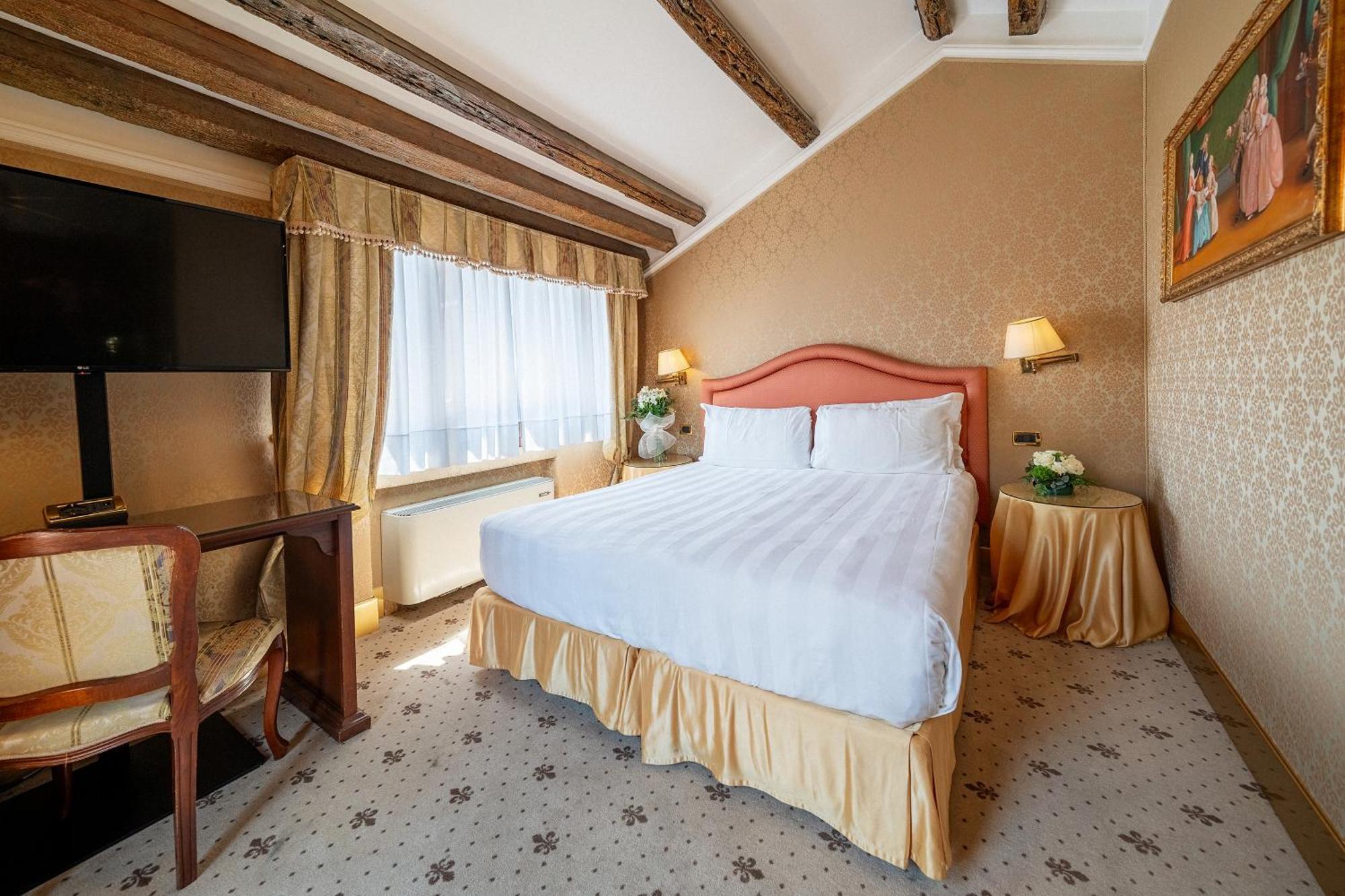 Deluxe Room,1557228682:JPEG